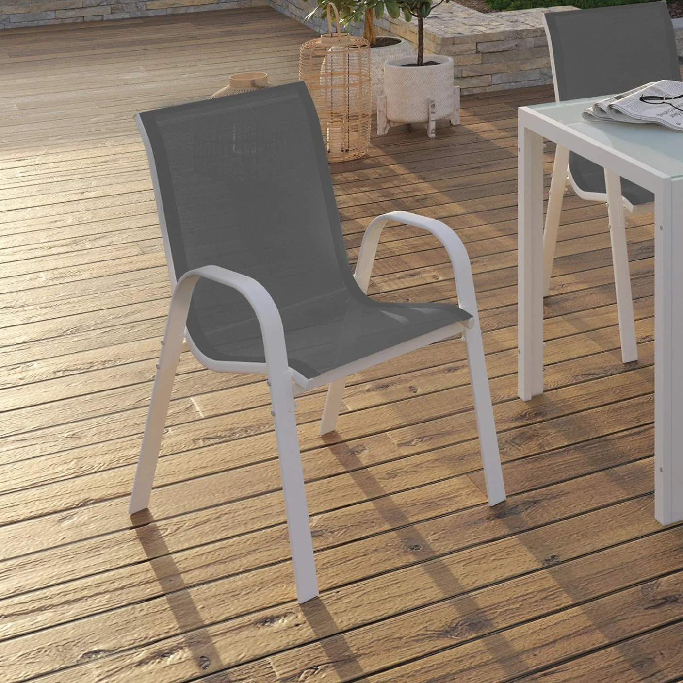 IDMarket - Juego de 4 sillas de jardín LYMA de metal y textileno apilables blanco y gris