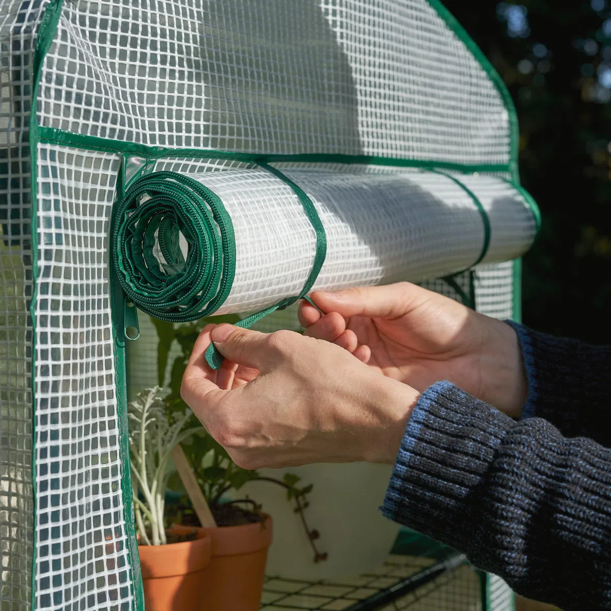 Invernadero de Terraza y Jardín - para Cultivar Tus Propias Verduras y Flores - con Cubierta de Plástico y Estantes de Alambre Resistentes - Ideal para Espacios Reducidos (4 Niveles)