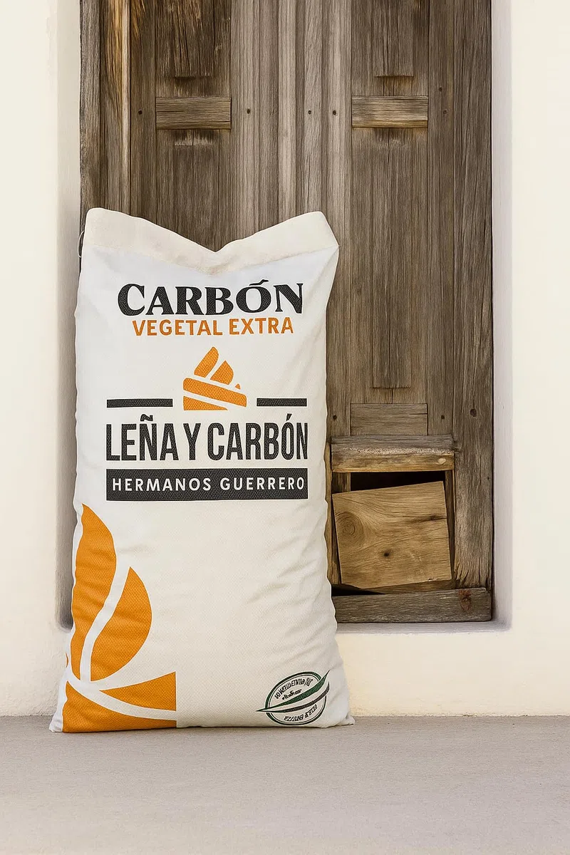 Carbón Vegetal Barbacoa. Saco 14,5 Kgs. Se elabora, con Maderas Que provienen de la tala sostenible de la península ibérica, como Son la Encina y el Olivo. Barbacoa carbón.