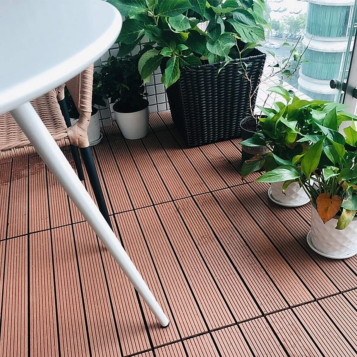 NAIZY Baldosas de madera para terraza 30x60cm Suelos de WPC Autoensamblaje Tablones de plástico con aspecto de madera para jardín Balcón Terraza (6 piezas por 1m2, marrón)