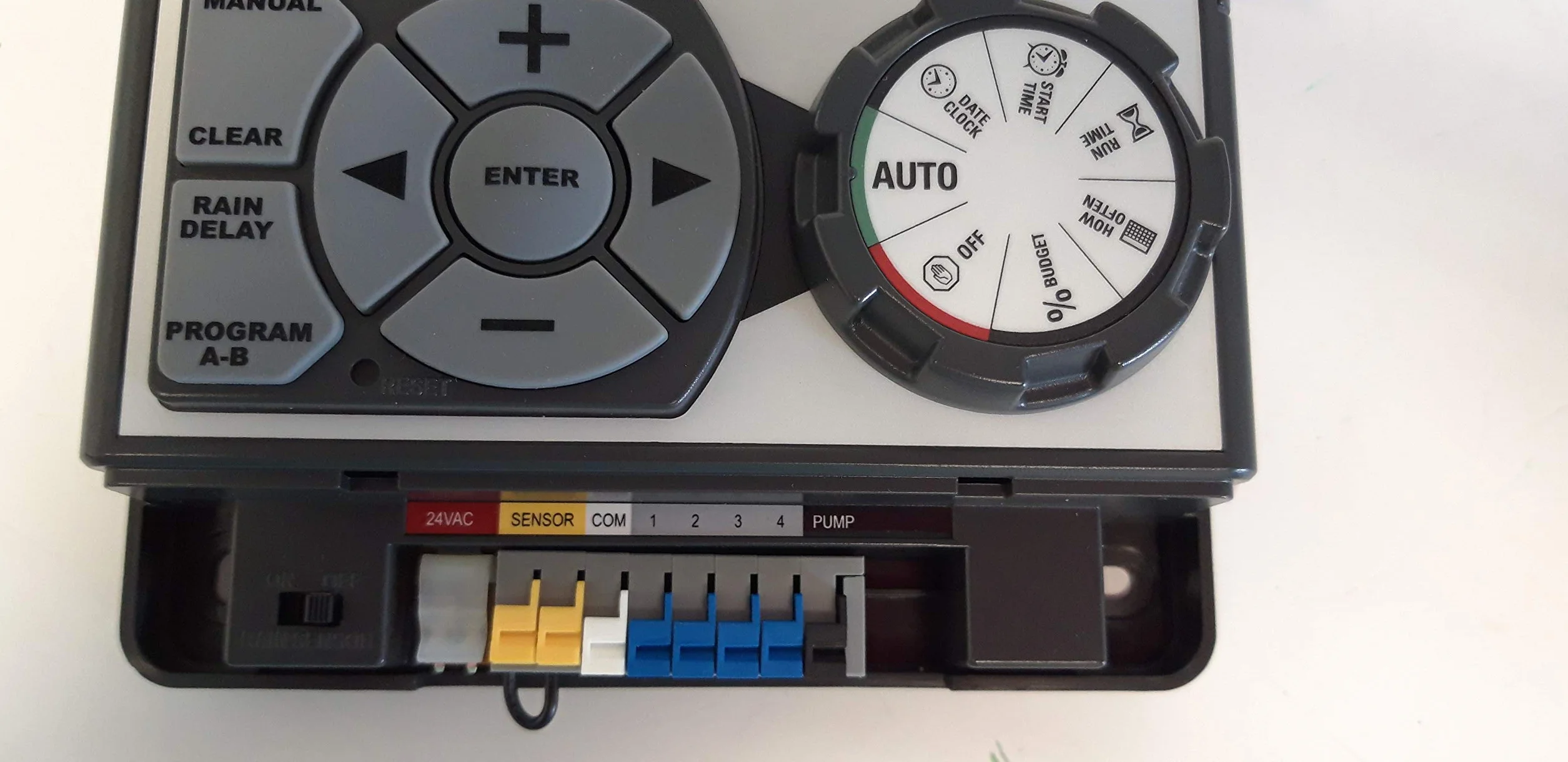 Orbit 94884 – Programador de riego Ultra 24 V para 4 zonas de riego, pantalla LCD, hasta 12 riegos por día | Función de retardo por lluvia y regulación de tiempo de riego de 1 a 99 minutos