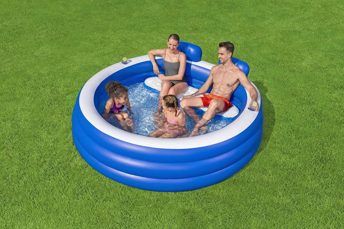 7'7" x 7'2" x 31"/2.31m x 2.19m x 79cm Splash Paradise Family Pool