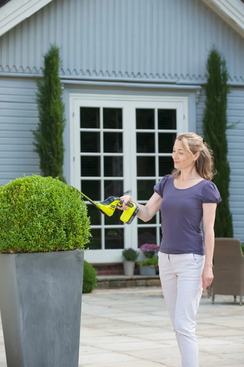 RYOBI - Recortadora de Césped y Plantas Eléctrica a Batería 18V ONE+ - Para el Cuidado y el Corte de Plantas y Arbustos - Gran Comodidad de Trabajo - OGS1822